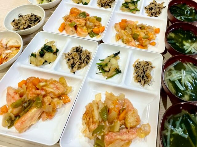 今日のハニカムごはん

◇カニカマの酢豚風
◇切干大根ひじきの煮物
◇じゃがいもオイスター炒め
◇大根若芽のスープ
◇ごはん

ー朝食編ー

◇ベーコンポテト
◇カニカマと春雨の中華和え
◇キャベツ巻きロール煮
◇ハム目玉焼き
◇青梗菜のみそ汁
◇炊き込みごはん

_/_/_/_/_/_/_/_/_/_/_/_/_/_/_/_/_/_/_/_/_/_/_/_/

こんにちは
障害者グループホーム ハニカムです

今日も味自慢の特性ごはんを召し上がっていただきました！

_/_/_/_/_/_/_/_/_/_/_/_/_/_/_/_/_/_/_/_/_/_/_/_/

#グループホームハニカム#障害者グループホーム#草加市グループホーム#川口市グループホーム#さいたま市グループホーム#越谷市グループホーム#八潮市グループホーム#共同生活援助#グループホームのごはん#新鮮野菜#地元野菜#地産地消#自家栽培#おいしいごはん#無農薬野菜