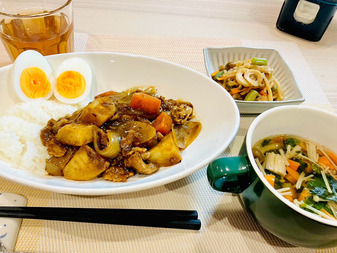 今日のハニカムごはん
◇ポークカレー
◇ゆで卵
◇きのこの大根の葉のコンソメスープ
◇切り干し大根と色んな野菜の煮物
_/_/_/_/_/_/_/_/_/_/_/_/_/_/_/_/_/_/_/_/_/_/_/_/
こんにちは
障害者グループホーム ハニカムです
一気に暑くなってきましたね
急な気温の変化は体調不良につながりやすいので熱中症をはじめ、健康状態には注意しないとです👀
そんな暑さはカレーで吹き飛ばしてしまいましょー!
色んな野菜がカレー、スープ、惣菜に入っているので、ビタミン、ミネラルも豊富です
_/_/_/_/_/_/_/_/_/_/_/_/_/_/_/_/_/_/_/_/_/_/_/_/
#グループホームハニカム#障害者グループホーム#草加市グループホーム#川口市グループホーム#共同生活援助#グループホームのごはん#新鮮野菜#地元野菜#地産地消#自家栽培#おいしいごはん