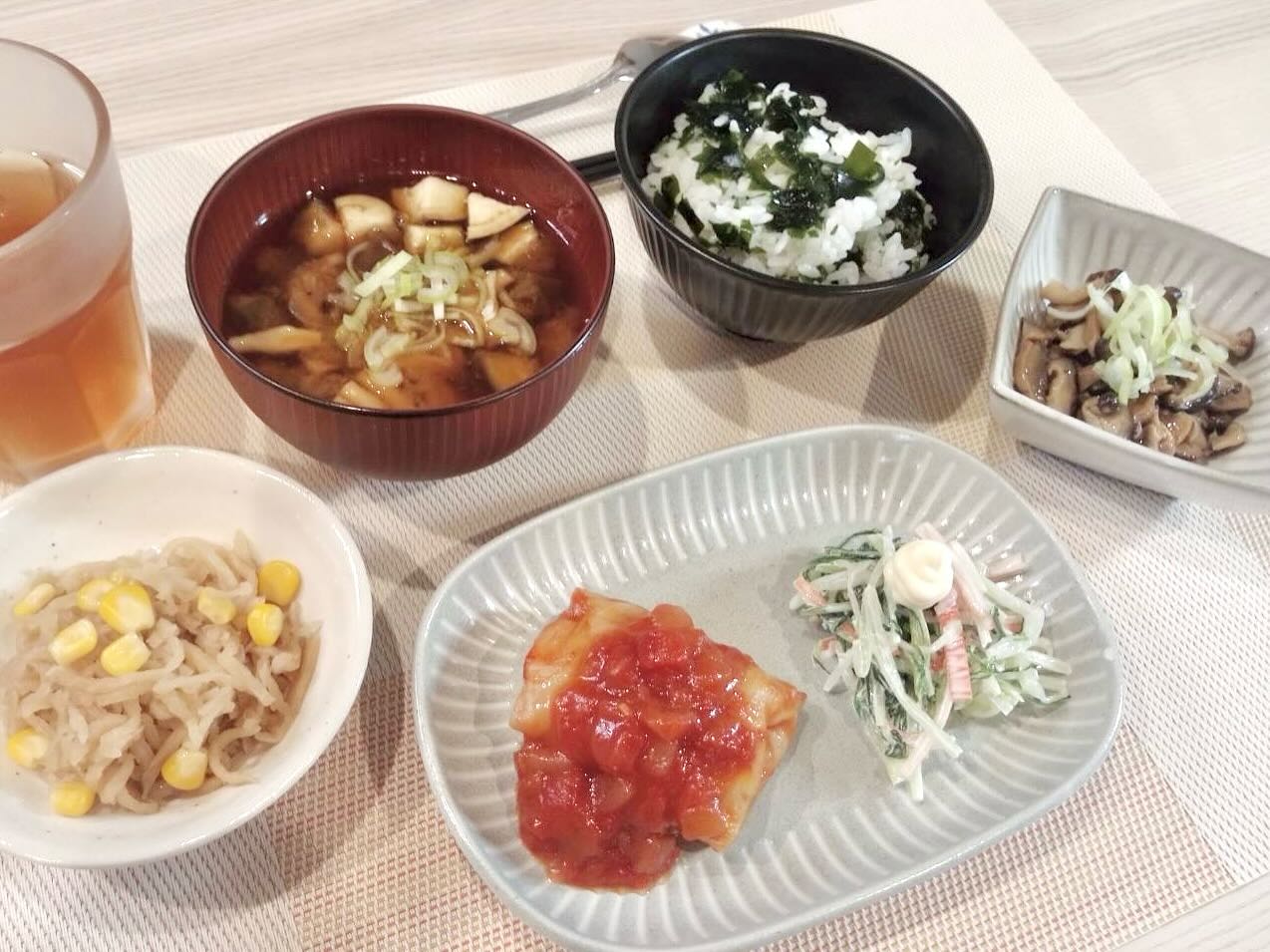 今日のハニカムごはん
◇ロールキャベツのトマト煮込み
◇カニカマと水菜のサラダ
◇きのこのソテー
◇切り干し大根の洋風きんぴら
◇蓮根・なす・しめじの味噌汁
◇わかめご飯
_/_/_/_/_/_/_/_/_/_/_/_/_/_/_/_/_/_/_/_/_/_/_/_/
こんにちは
障害者グループホーム ハニカムです
今日もよりどりみどりのおかずとわかめご飯😍
食欲が湧きますねー
_/_/_/_/_/_/_/_/_/_/_/_/_/_/_/_/_/_/_/_/_/_/_/_/
#グループホームハニカム#障害者グループホーム#草加市グループホーム#川口市グループホーム#共同生活援助#グループホームのごはん#新鮮野菜#地元野菜#地産地消#自家栽培#おいしいごはん