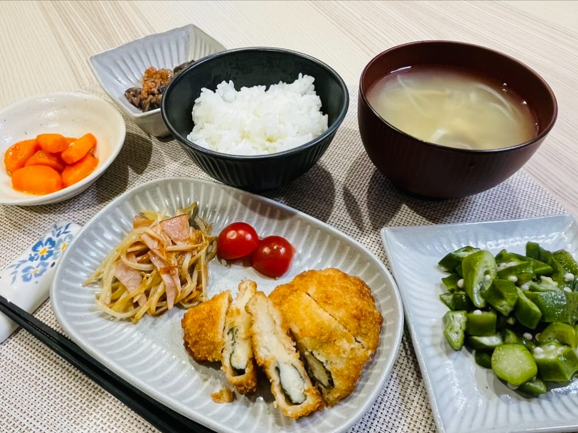 今日のハニカムごはん
◇ささみ大葉フライ
◇オクラのペペロンチーノ
◇ナスのミートソース煮
◇もやしとハムのオイスターソース炒め
◇にんじんのグラッセ
◇豆腐・しめじ・ねぎの味噌汁
◇ごはん
_/_/_/_/_/_/_/_/_/_/_/_/_/_/_/_/_/_/_/_/_/_/_/_/
こんにちは
障害者グループホーム ハニカムです
だんだんと暖かい(暑い)日が多くなってきましたね
今日の雨が一段と冷たく感じます
_/_/_/_/_/_/_/_/_/_/_/_/_/_/_/_/_/_/_/_/_/_/_/_/
#グループホームハニカム#障害者グループホーム#草加市グループホーム#川口市グループホーム#共同生活援助#グループホームのごはん#新鮮野菜#地元野菜#地産地消#自家栽培#おいしいごはん