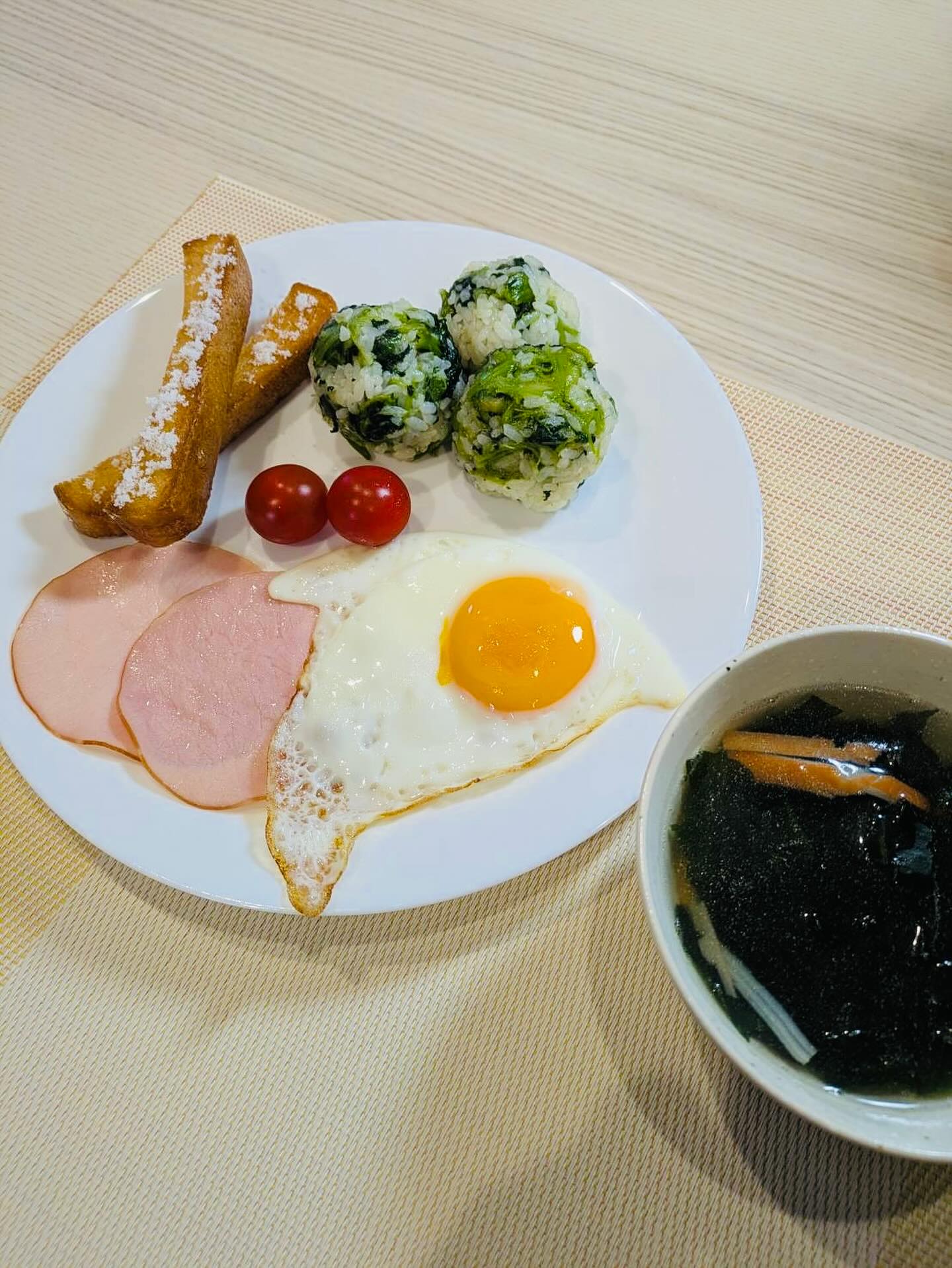 今日のハニカムごはん
◇ハムエッグ
◇ミニトマト
◇カニカマとワカメのスープ
◇小松菜と柚子のおにぎり
◇パン耳ラスク
_/_/_/_/_/_/_/_/_/_/_/_/_/_/_/_/_/_/_/_/_/_/_/_/
こんにちは
障害者グループホーム ハニカムです
本日は朝ごはんの紹介です
利用者さまのご希望でワンプレート朝ごはんにしました!
_/_/_/_/_/_/_/_/_/_/_/_/_/_/_/_/_/_/_/_/_/_/_/_/
#グループホームハニカム#障害者グループホーム#草加市グループホーム#川口市グループホーム#共同生活援助#グループホームのごはん#新鮮野菜#地元野菜#地産地消#自家栽培#おいしいごはん