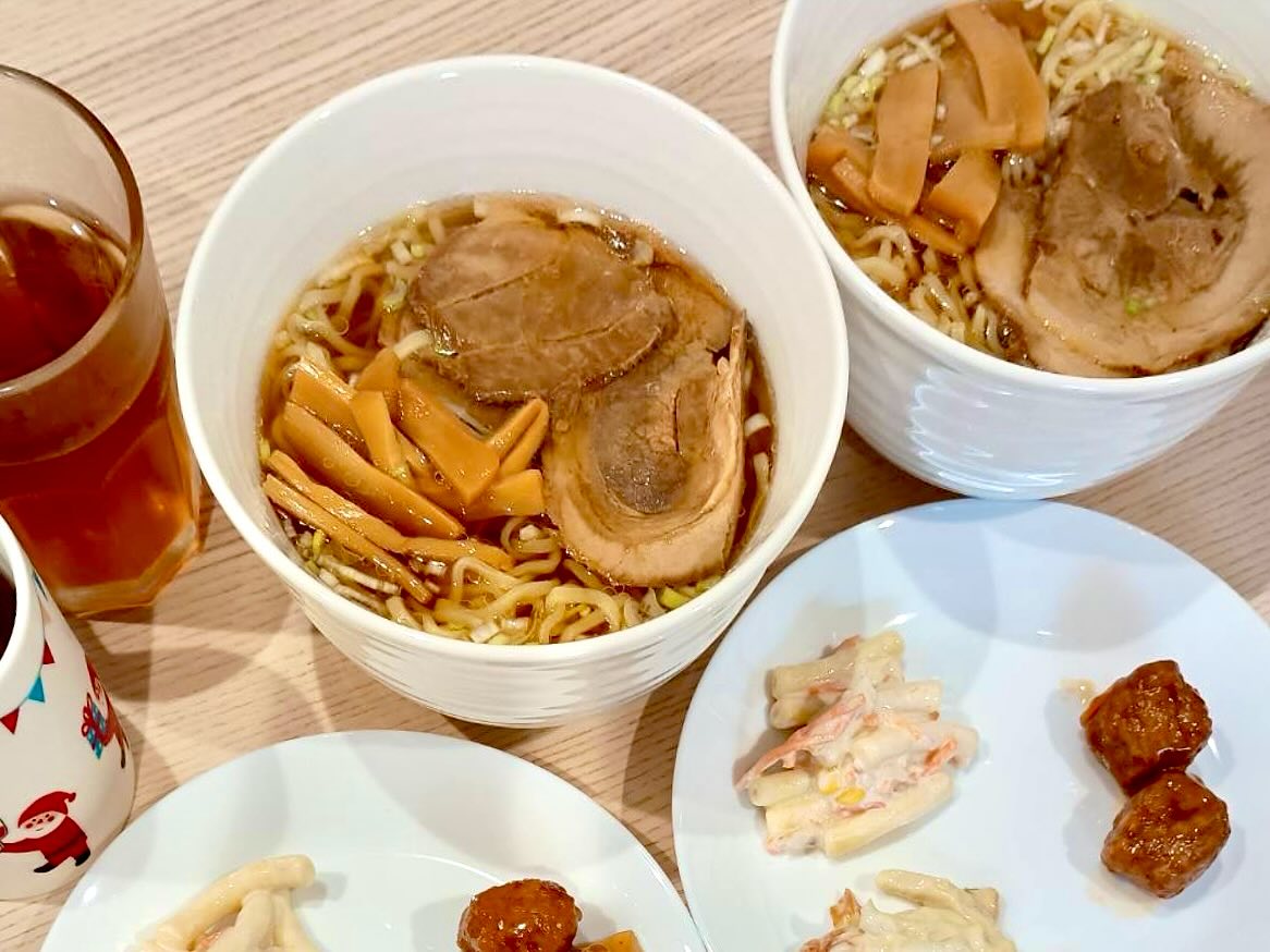 今日のハニカムごはん
◇どデカチャーシュー入り喜多方ラーメン
◇肉団子の甘酢煮
◇マカロニサラダ
◇ちくわのマヨネーズ和え
_/_/_/_/_/_/_/_/_/_/_/_/_/_/_/_/_/_/_/_/_/_/_/_/
こんにちは
障害者グループホーム ハニカムです
管理者から皆さんへ福島土産の喜多方ラーメンのごちそうです
たまにはこんな日もいいでしょ☺️
_/_/_/_/_/_/_/_/_/_/_/_/_/_/_/_/_/_/_/_/_/_/_/_/
#グループホームハニカム#障害者グループホーム#草加市グループホーム#川口市グループホーム#さいたま市グループホーム#越谷市グループホーム#八潮市グループホーム#共同生活援助#グループホームのごはん#新鮮野菜#地元野菜#地産地消#自家栽培#おいしいごはん#無農薬野菜