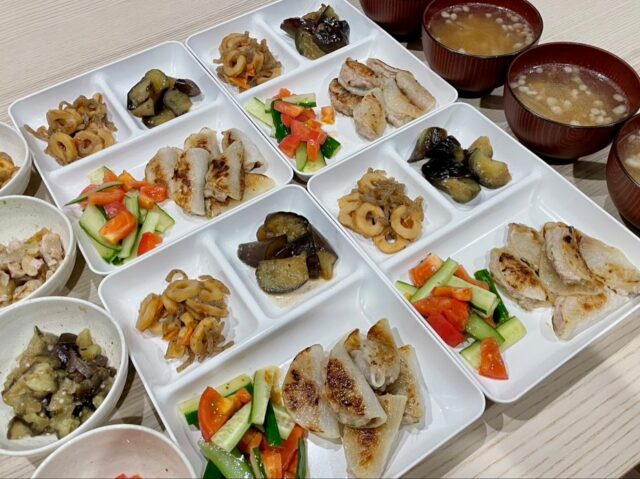 今日のハニカムごはん
◇三色炒め煮
◇ナスのオイスターソース煮
◇トマト胡瓜のごまドレッシング和え
◇大根ギョーザ
◇もやしと揚玉のスープ
◇ごはん
ー朝食編ー
◇ナスと麩の炒め煮
◇野菜のおひたし
◇ピーマンの肉詰め
◇じゃがいものチーズ焼き
◇ナスとなめ茸の味噌汁
◇トースト
_/_/_/_/_/_/_/_/_/_/_/_/_/_/_/_/_/_/_/_/_/_/_/_/
こんにちは
障害者グループホーム ハニカムです
今日もお野菜たっぷりです!
_/_/_/_/_/_/_/_/_/_/_/_/_/_/_/_/_/_/_/_/_/_/_/_/
#グループホームハニカム#障害者グループホーム#草加市グループホーム#川口市グループホーム#さいたま市グループホーム#越谷市グループホーム#八潮市グループホーム#共同生活援助#グループホームのごはん#新鮮野菜#地元野菜#地産地消#自家栽培#おいしいごはん#無農薬野菜