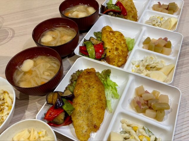 今日のハニカムごはん
◇白身魚の香草焼き
◇ふきと大根のスープ煮
◇マカロニとアスパラのサッパリサラダ
◇玉ねぎとお麩の味噌汁
◇ごはん
ー朝食編ー
◇ハムとブロッコリー炒め
◇ポテトサラダ
◇ミニおにぎり
◇トースト
◇冬瓜のスープ
_/_/_/_/_/_/_/_/_/_/_/_/_/_/_/_/_/_/_/_/_/_/_/_/
こんにちは
障害者グループホーム ハニカムです
草加の農家さんの冬瓜(とうがん)が食卓を彩りました
読んで字のごとく冬はもう近くまで来てますね
_/_/_/_/_/_/_/_/_/_/_/_/_/_/_/_/_/_/_/_/_/_/_/_/
#グループホームハニカム#障害者グループホーム#草加市グループホーム#川口市グループホーム#さいたま市グループホーム#越谷市グループホーム#八潮市グループホーム#共同生活援助#グループホームのごはん#新鮮野菜#地元野菜#地産地消#自家栽培#おいしいごはん#無農薬野菜