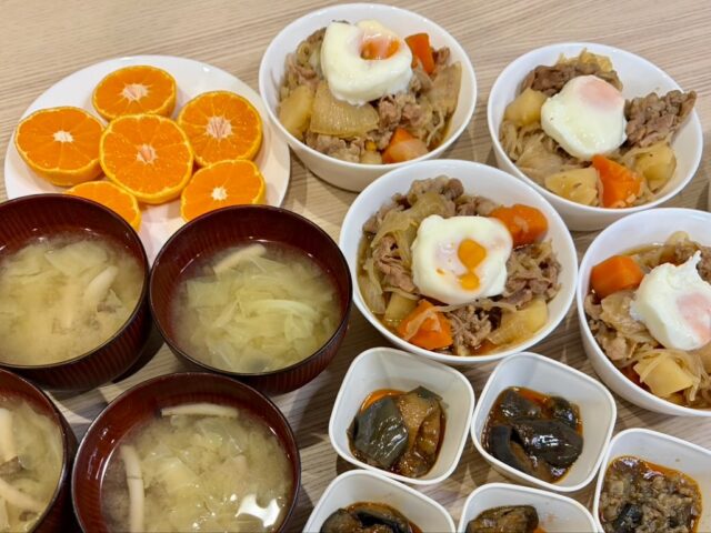 今日のハニカムごはん
◇牛肉マシマシ肉じゃが+温泉卵トッピング
◇ナスの甘辛ケチャップ煮
◇キャベツとしめじの味噌汁
◇ごはん
◇早生みかん
ー朝食編ー
◇ウインナーとオムレツ
◇キャロットラペ
◇やわらかロールパン・バタートースト・ミニおにぎり 主食3兄弟
◇かぼちゃ・ほうれん草・たまねぎの野菜たっぷり味噌汁
◇ヨーグルト
_/_/_/_/_/_/_/_/_/_/_/_/_/_/_/_/_/_/_/_/_/_/_/_/
こんにちは
障害者グループホーム ハニカムです
かなり寒くなってきましたね
あったか味噌汁が冷えた身体に染み渡ります
_/_/_/_/_/_/_/_/_/_/_/_/_/_/_/_/_/_/_/_/_/_/_/_/
#グループホームハニカム#障害者グループホーム#草加市グループホーム#川口市グループホーム#さいたま市グループホーム#越谷市グループホーム#八潮市グループホーム#共同生活援助#グループホームのごはん#新鮮野菜#地元野菜#地産地消#自家栽培#おいしいごはん#無農薬野菜