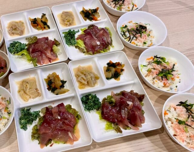 今日のハニカムごはん
◇ブリの刺身の生姜醤油漬け
◇紅ズワイカニたっぷりのちらし寿司
◇白菜と豚肉の煮びたし
◇セロリと人参のきんぴら
◇大根の葉の辛子マヨ和え
◇大根とお麩のおすまし
ー朝食編ー
◇ハムエッグ
◇ひじきの具だくさん煮
◇ブロッコリーのゴマ和え
◇ポテトサラダ
◇玉ねぎの味噌汁
◇食パン
_/_/_/_/_/_/_/_/_/_/_/_/_/_/_/_/_/_/_/_/_/_/_/_/
こんにちは
障害者グループホーム ハニカムです
今日はなんと!!ブリのお刺身と紅ズワイガニのほぐし身がお安く手に入ったので緊急贅沢料理です!
皆さん大喜び😁
用意して良かったと思える瞬間ですね
_/_/_/_/_/_/_/_/_/_/_/_/_/_/_/_/_/_/_/_/_/_/_/_/
#グループホームハニカム#障害者グループホーム#草加市グループホーム#川口市グループホーム#さいたま市グループホーム#越谷市グループホーム#八潮市グループホーム#共同生活援助#グループホームのごはん#新鮮野菜#地元野菜#地産地消#自家栽培#おいしいごはん#無農薬野菜